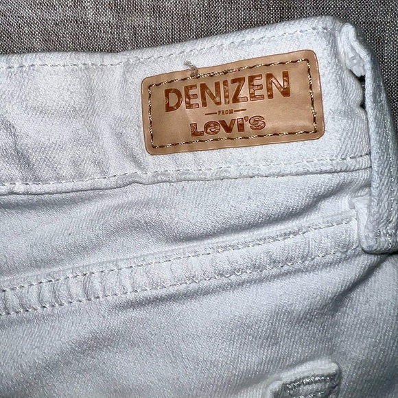 White Denzin from Levis denim low rise cutoff shorts. Women size 9/29 waist. - Picture 3 of 4